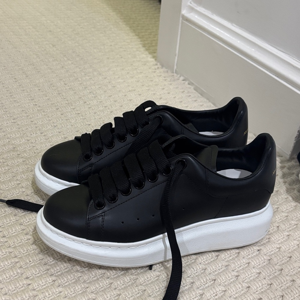 Alexander McQueen- 
Women's Oversized Sneaker in Black
